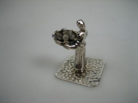 Zilver Miniatuur vissersvrouw met een schaal vol met vis uit  ca. 1975
