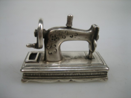 Miniatuur zilveren Naaimachine uit ca. 1962 gemaakt door J. Weeda te Haarlem