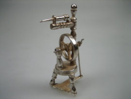 Zilveren beweegbaar miniatuur Spinnenwiel  uit ca. 1950