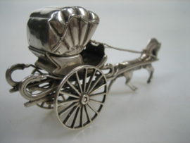 Zilveren oud rijtuig miniatuur Paard en rijtuig met koetsier op de bok