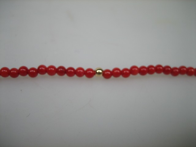Antiek Baby Armbandje met Bloedkoralen & gouden balletjes met gouden veerring