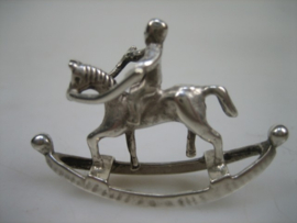Zilver oud miniatuur hobbelpaard met kind van de zilversmid, J. Weeda uit ca. 1974