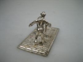 Miniatuur man met hoepel zilver uit ca. 1974