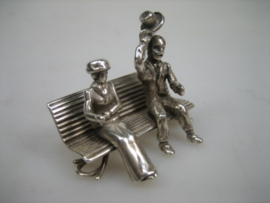 Zilveren bankje met vrouw en man zeldzaam miniatuurtje en massief uit ca. 1967