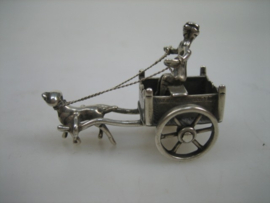 Miniatuur zeldzame zilveren hondenkar met man op de bok en hond uit ca. 1962