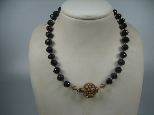 Antiek Granaat Collier met gouden Bijenkorf sluiting uit ca. 1880