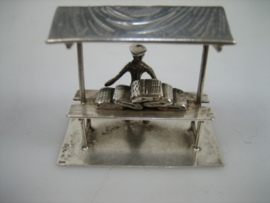 Zilveren miniatuur stoffenkraan uit ca. 1975 | Antiekjuwelier.nl