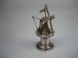 Zilveren miniatuur handgemaakte boerenmolen uit Schoonhoven uit ca. 1970