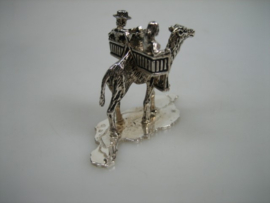 Zilveren kameel miniatuur met rijzende vrouw en man beide in een zitje , Italië ca. 1962