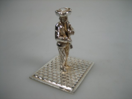 Zilveren miniatuurtje klassieke hobospeler uit ca. 1978