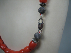Collier versteend steenkoraal met 2 zilveren bollen en zilveren Cartier sluiting