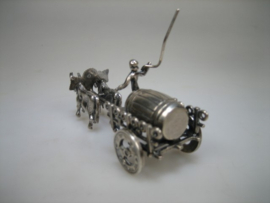Antiek zilveren miniatuur wijn kar met 2 ossen met goot wijnvat uit ca.1910