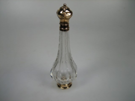 Antieke berg Kristallen odeur flesje met een geelgouden boven dop en ondervoed, 14 karaat uit ca.1870.