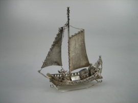 Zilveren miniatuur Zeilboot/vissersboot Schoonhoven ca. 1960