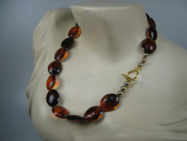 Amber ovaal exclusief collier met kapittelstokje en gouden balletjes