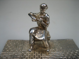 Zilveren miniatuur schoenmaker aan het werk uit ca. 1980