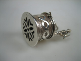 Zilveren Miniatuur Waterput met Beweegbare Pomp uit ca. 1966