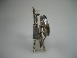 Zilveren miniatuur met beweegbaar spinnenwiel ca. 1952