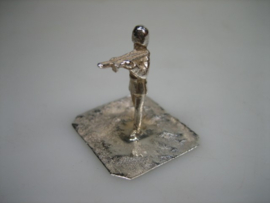 Zilveren Miniatuur  Militair Soldaat  met zijn Wapen uit ca. 1968