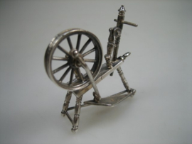 Zilveren miniatuur met beweegbaar spinnenwiel ca. 1952