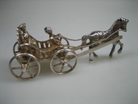 Zilveren Miniatuur Boerwagen met man op de Bok met Paard uit ca. 1976