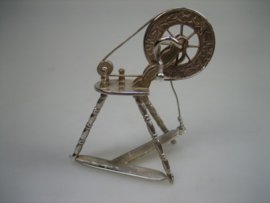 Antiek Miniatuur Zilveren Spinnenwiel uit Sneek Friesland uit ca. 1902
