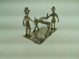 Antiek zilveren Miniatuur boomzagen met 2 mensen met hun grote handzaag ca. 1932