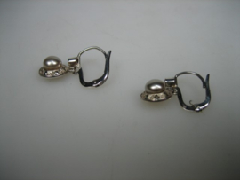 Zilveren oorhanger met grijze parel en rondom spinel steentjes uit ca.1950