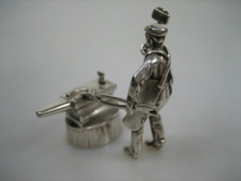 Nederlands zeldzaam zilveren miniatuur hoefsmid met aambeeld uit ca.1952