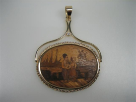 Antieke Friese hanger met Briljant in 14 karaat gouden zware rand met hangbeugel ca.1845