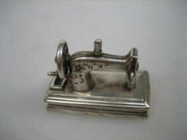 Miniatuur zilveren Naaimachine uit ca. 1962 gemaakt door J. Weeda te Haarlem