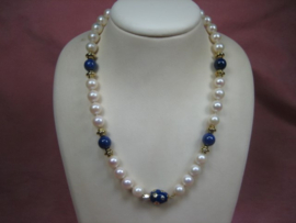 Antiek Akoya Parel collier met Lapis Lazuli en 8 gouden tussen stukken 14 karaats ca.1935