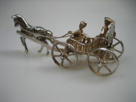 Zilveren Miniatuur Boerwagen met man op de Bok met Paard uit ca. 1976