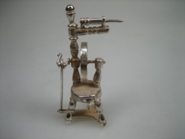 Zilveren beweegbaar miniatuur Spinnenwiel  uit ca. 1950