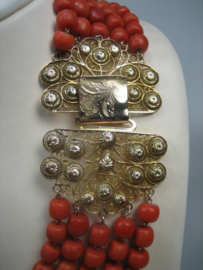 Antiek Bloedkoralen collier met 14 karaats gouden Kraalhaak ca.1890