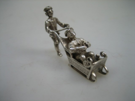 Zilver Miniatuur Vrouw met Kind en Slee uit ca. 1964 van J. Weeda Zilversmid