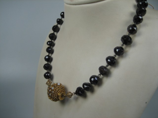 Antiek Granaat Collier met gouden Bijenkorf sluiting uit ca. 1880