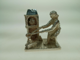 Zilver miniatuur hoefsmid aan het werk in zijn atelier Niekerk ca.1980