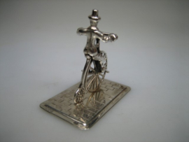 Zilver Miniatuur man op Antieke fiets uit ca, 1958