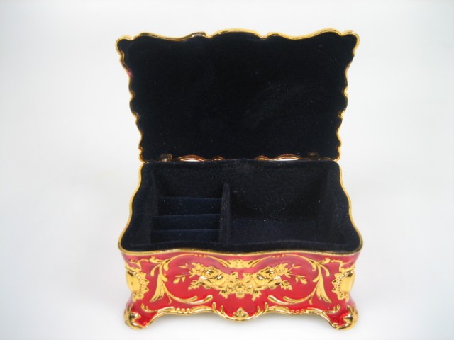 Luxe Sieraden Box Rood geëmailleerd met goudkleurige versieringen