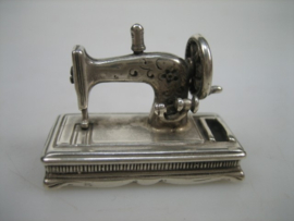 Miniatuur zilveren Naaimachine uit ca. 1962 gemaakt door J. Weeda te Haarlem