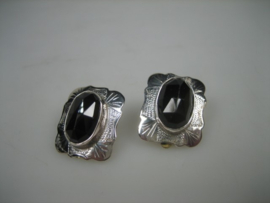 Zilveren oorclips met grote donkere Granaten uit ca. 1952