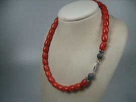 Collier versteend steenkoraal met 2 zilveren bollen en zilveren Cartier sluiting