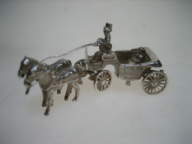 Zilveren miniatuur rijtuig met man op de bok en dame , Amsterdam ca. 1977