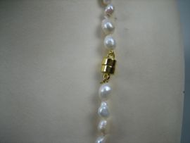 Barok Parels met goud/vergulde magneetsluiting sluiting speciaal voor ouderen
