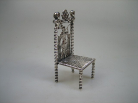 Antieke Zilveren miniatuur stoel van H. Herbert Hooijkaas Schoonhoven uit ca. 1874