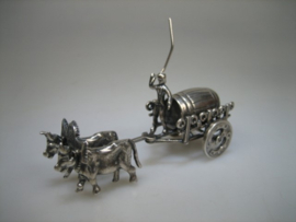 Antiek zilveren miniatuur wijn kar met 2 ossen met goot wijnvat uit ca.1910