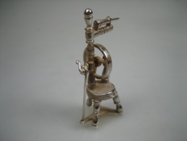 Zilveren beweegbaar miniatuur Spinnenwiel  uit ca. 1950