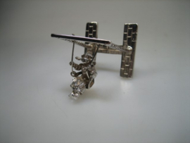 Zilver miniatuur met jong meisje op de schommel uit ca. 1958
