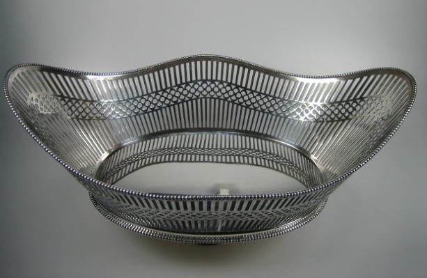 Antieke zware zilveren broodmand, uit de jaren 1868/1924